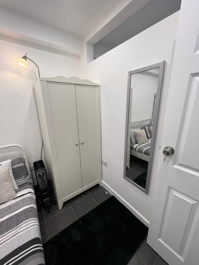 Modern Flat In Central Egham By Windsor Castle, Staines-Upon-Thames And Heathrow Airport Eksteriør billede