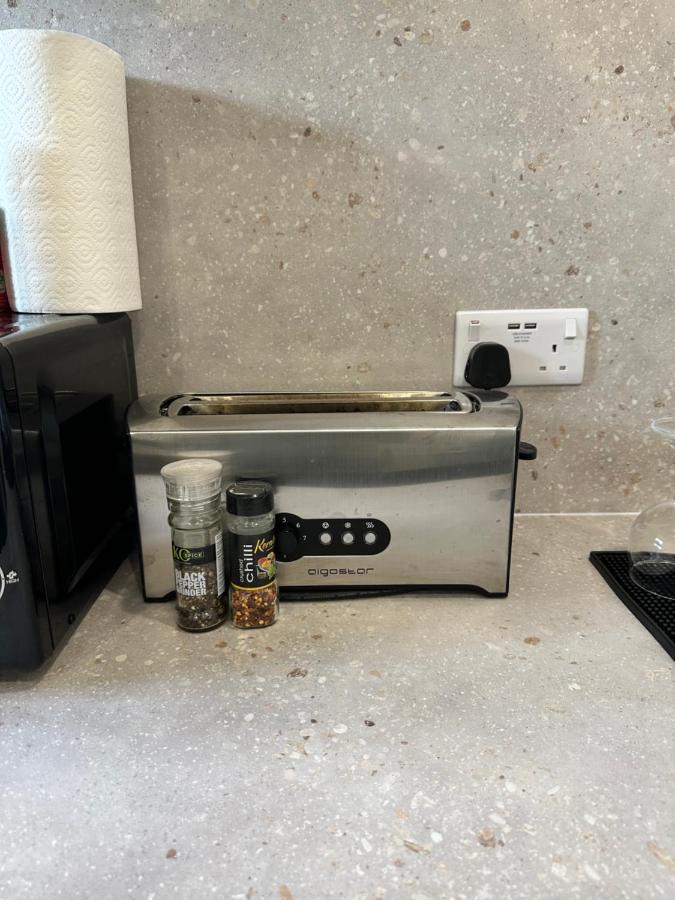Modern Flat In Central Egham By Windsor Castle, Staines-Upon-Thames And Heathrow Airport Eksteriør billede