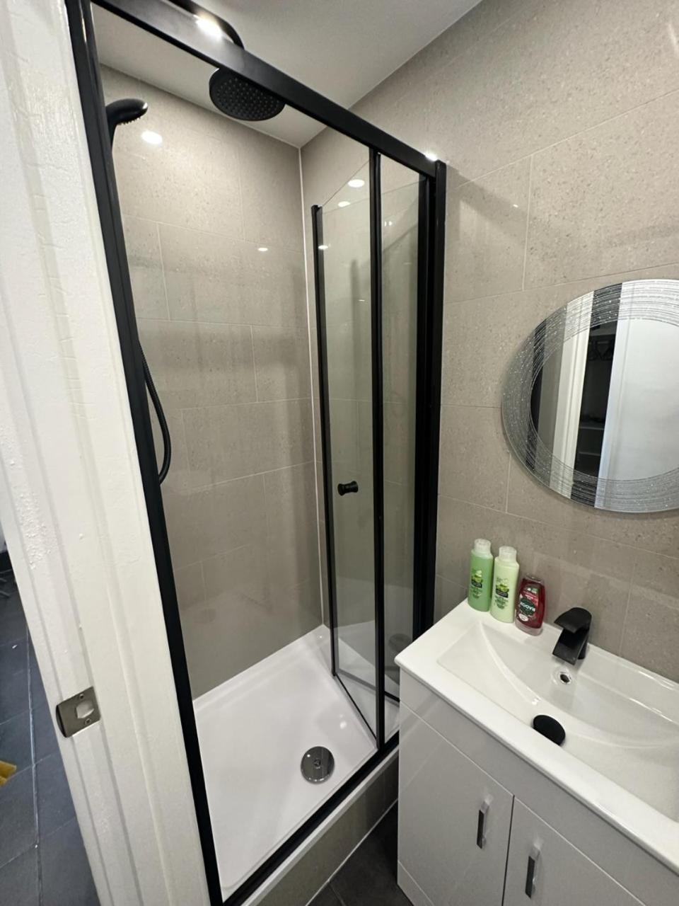 Modern Flat In Central Egham By Windsor Castle, Staines-Upon-Thames And Heathrow Airport Eksteriør billede